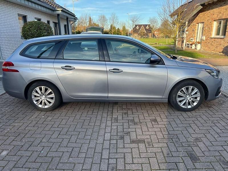 Gebraucht Peugeot 308 Active 131 PS (96 kW) 2021 Silber Kombi