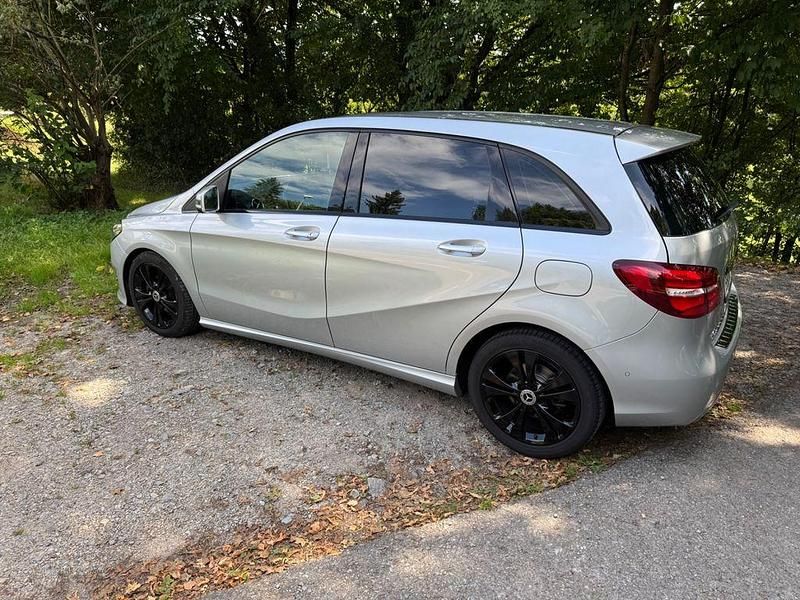 Gebraucht Mercedes B180 109 PS (80 kW) 2015 Silber Van / Kleinbus