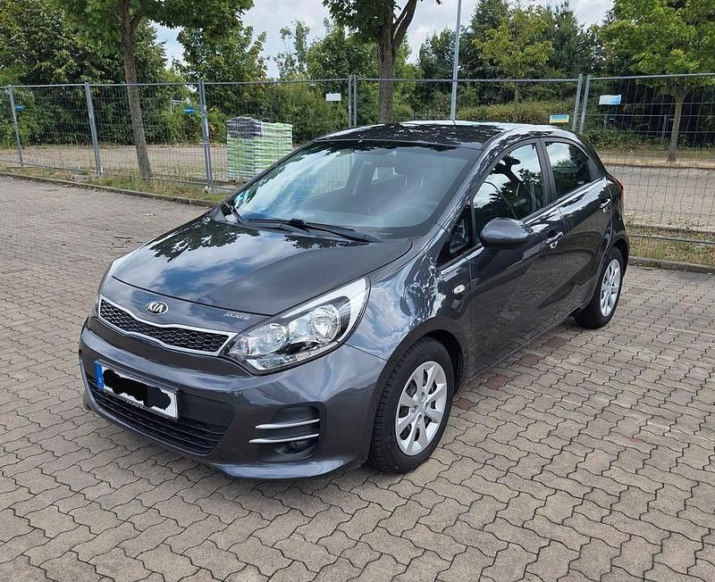 Grau Gebraucht 2016 Kia Rio FIFA World Cup Edition Limousine | 7.700 € (Fairer Preis) - Bild 1/4