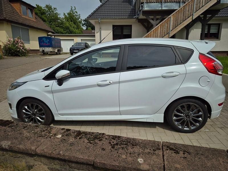 Weiß Gebraucht 2017 Ford Fiesta ST-Line Kleinwagen | 8.000 € (Fairer Preis) - Bild 1/4