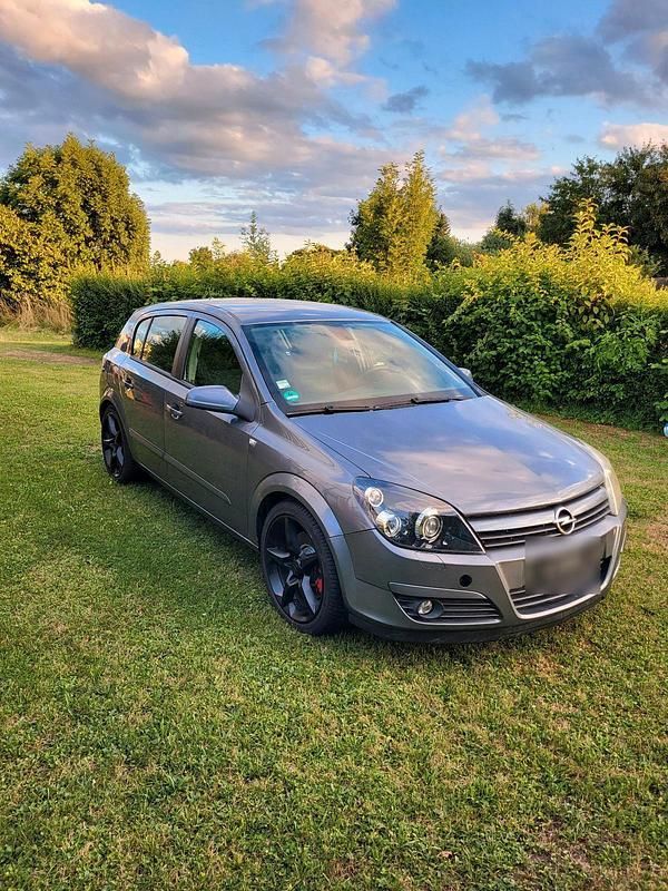 Grau Gebraucht 2005 Opel Astra Kleinwagen | 2.499 € (Fairer Preis) - Bild 1/3