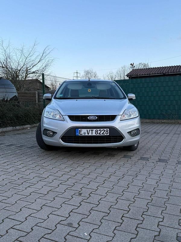 Gebraucht Ford Focus Ghia 145 PS (106 kW) 2009 Grau Limousine