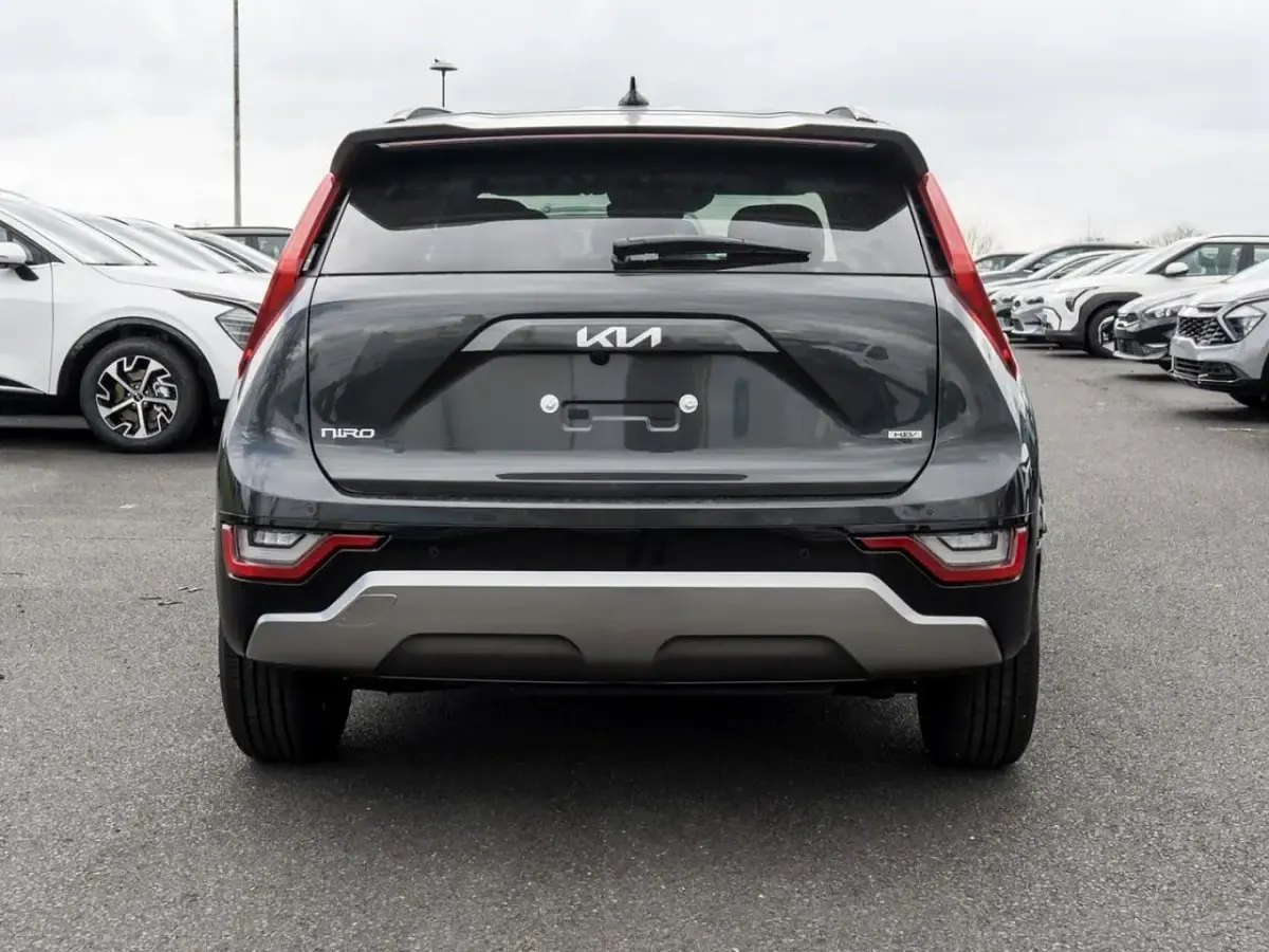 Używany Kia Niro Vision 129 KM (94 kW) 2025 Szary SUV