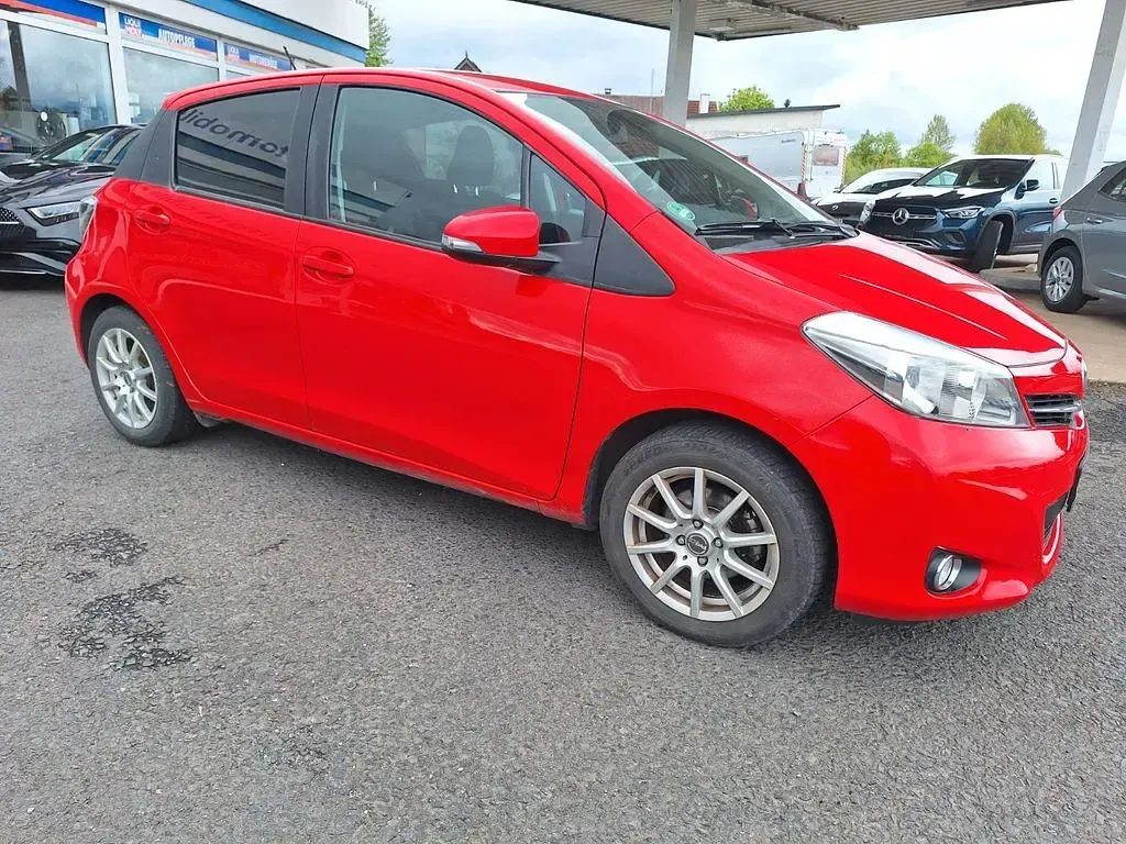 Gebraucht Toyota Yaris Edition 99 PS (72 kW) 2014 Rot Kleinwagen