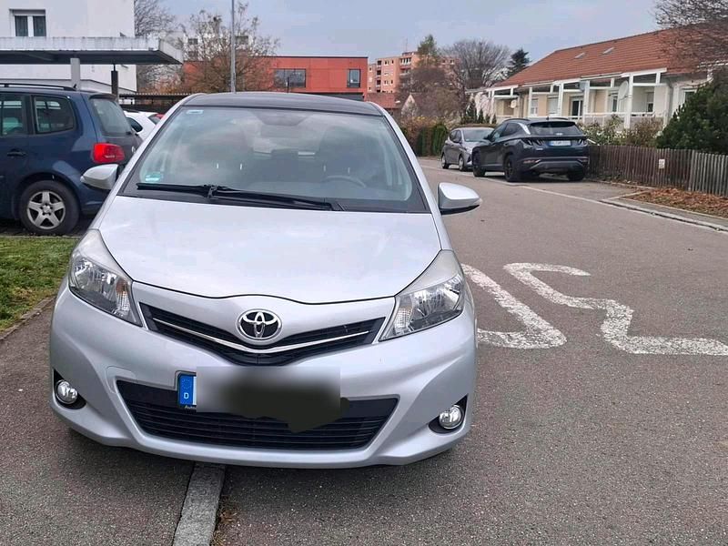 Silber Gebraucht 2012 Toyota Yaris Limousine | 5.799 € (Etwas zu teuer) - Bild 1/4