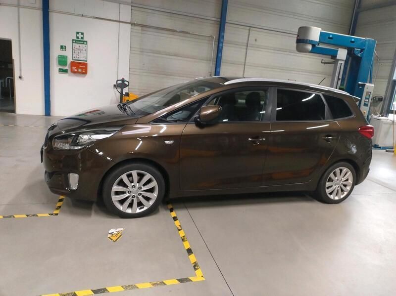 Braun Gebraucht 2015 Kia Carens Van / Kleinbus | 7.750 € (Guter Preis) - Bild 1/4