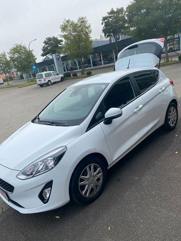 Weiß Gebraucht 2018 Ford Fiesta Cool & Connect Kleinwagen | 8.999 € (Etwas zu teuer) - Bild 1/4