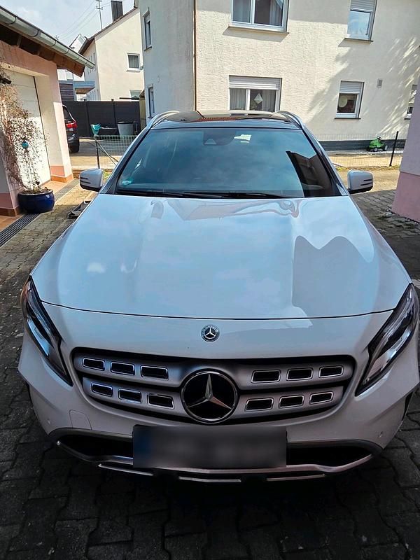 Gebraucht Mercedes GLA180 122 PS (89 kW) 2019 Weiß SUV