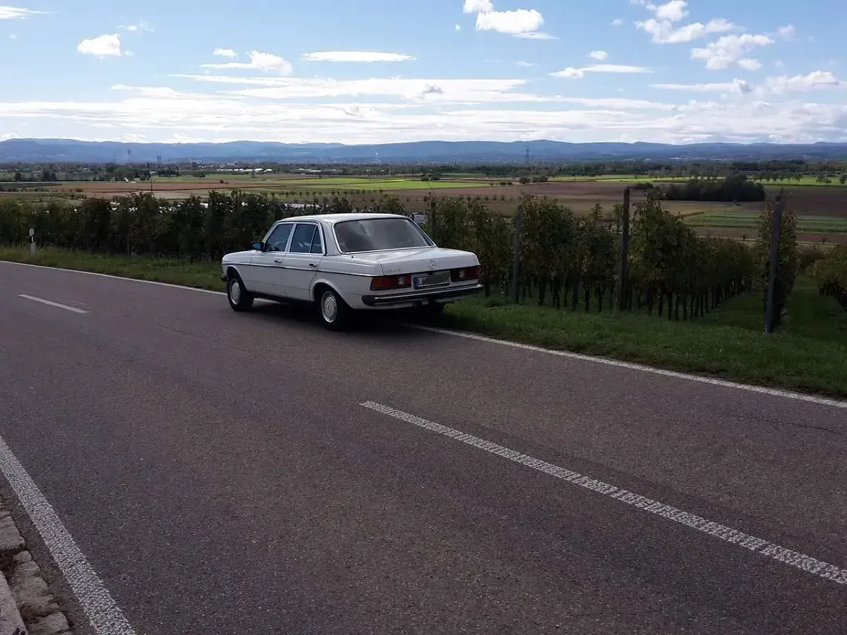 Gebraucht Mercedes 230 136 PS (100 kW) 1983 Weiß Limousine