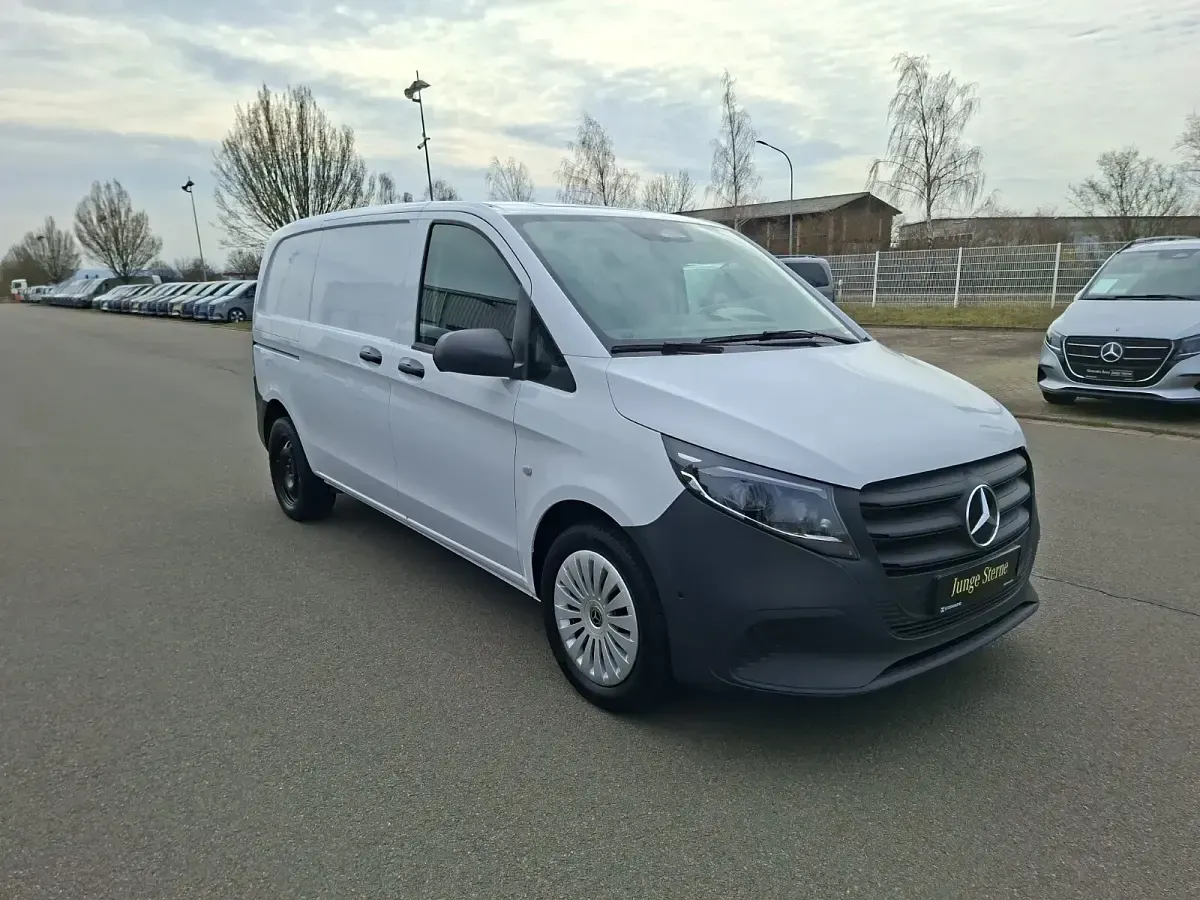 Gebraucht Mercedes Vito 163 PS (119 kW) 2024 Arktikweiß Van