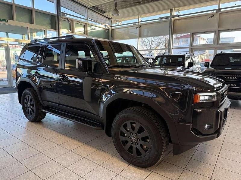 Neu Toyota Land Cruiser Cool 205 PS (150 kW) 2026 Dark grey  1l7 SUV