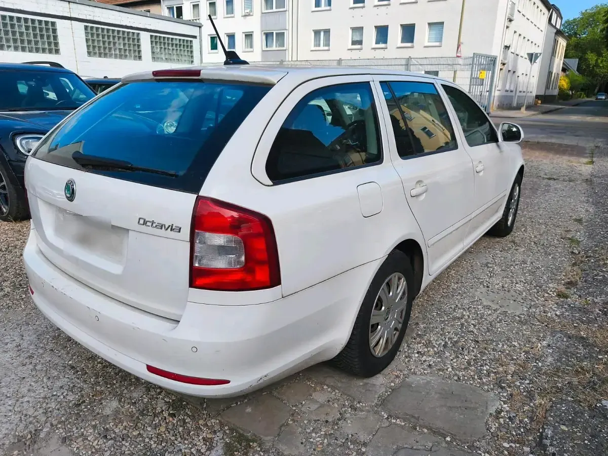 Gebraucht Skoda Octavia 105 PS (77 kW) 2011 Weiß Kombi