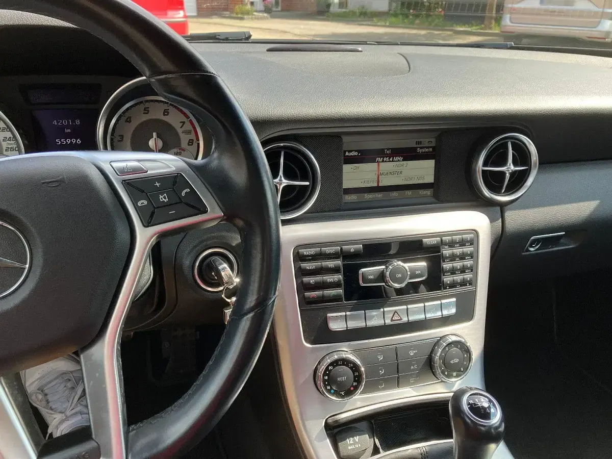 Second-hand Mercedes SLK200 184 CP (135 kW) 2012 Negru Cabrio