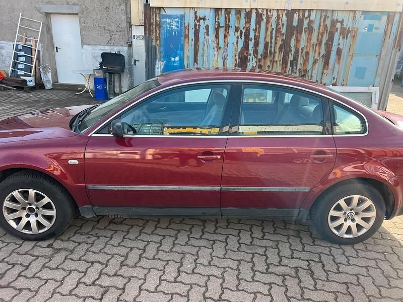 Gebraucht VW Passat 102 PS (75 kW) 2001 Rot Limousine