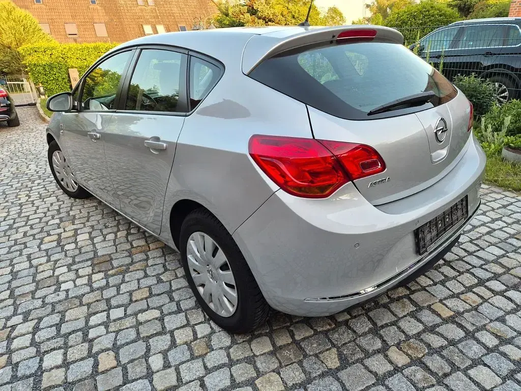 Gebraucht Opel Astra Edition 116 PS (85 kW) 2015 Silber Limousine