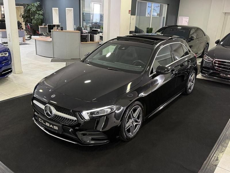 Nachtschwarz unilack Gebraucht 2019 Mercedes A180 AMG line Limousine | 24.900 € (Fairer Preis) - Bild 1/4