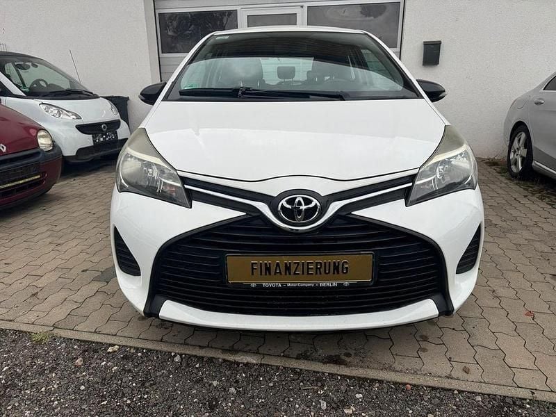 Weiß Gebraucht 2015 Toyota Yaris Basis Kleinwagen | 6.666 € (Fairer Preis) - Bild 1/4