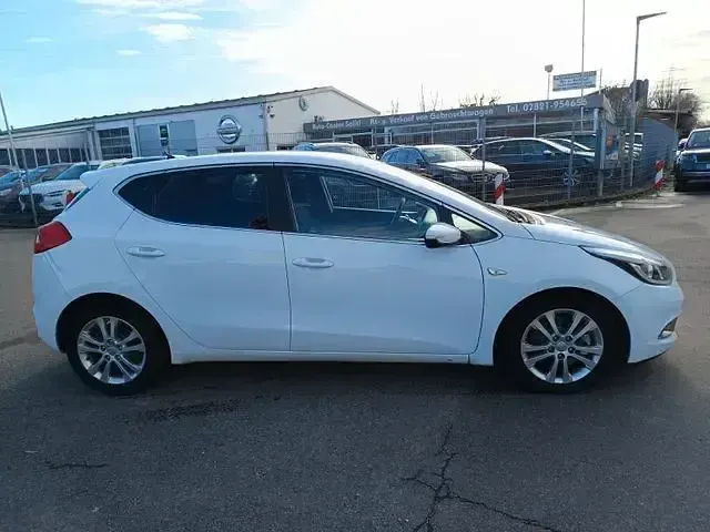 Gebraucht Kia Ceed FIFA World Cup Edition 128 PS (94 kW) 2014 Weiß Kleinwagen