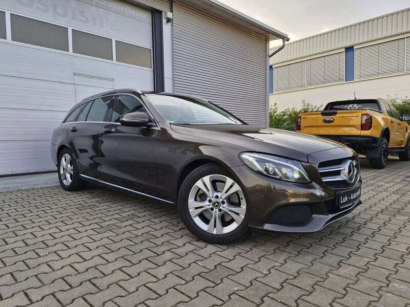 Braun Gebraucht 2017 Mercedes C300e Kombi | 18.900 € (Fairer Preis) - Bild 1/4