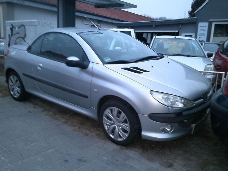 Silber Gebraucht 2001 Peugeot 206 CC Platinum Cabrio | 690 € (Superpreis) - Bild 1/4