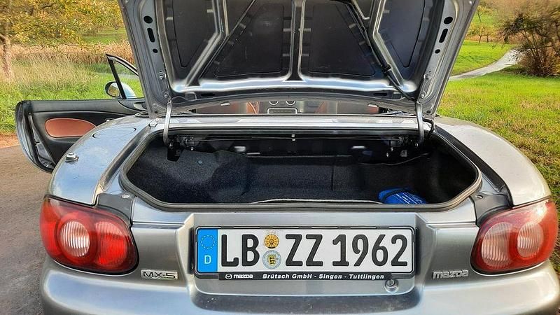 Grau Gebraucht 2002 Mazda MX5 Cabrio | 6.500 € (Fairer Preis) - Bild 1/4
