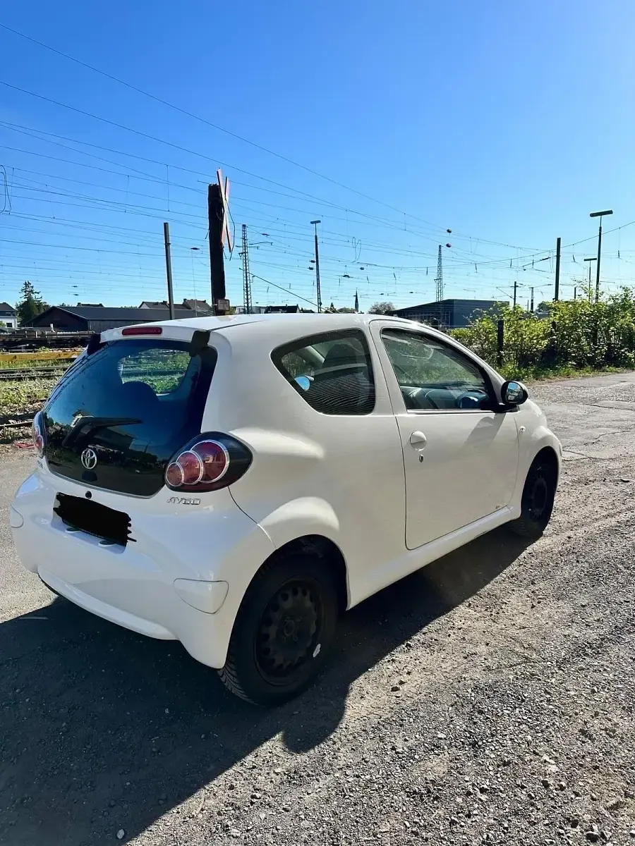 Gebraucht Toyota Aygo 68 PS (50 kW) 2010 Weiß Kleinwagen