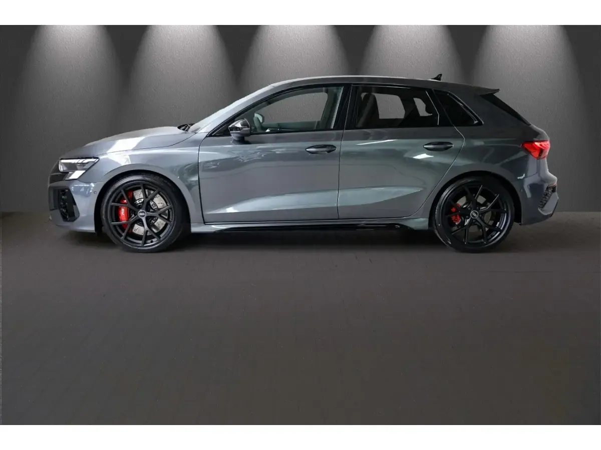 Gebraucht Audi RS3 Sportback Ambiente 400 PS (294 kW) 2023 Daytonagrau perleffekt Kleinwagen