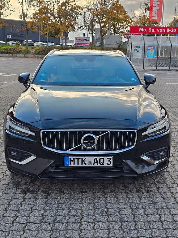 Schwarz Gebraucht 2018 Volvo V60 Inscription Kombi | 22.999 € (Etwas zu teuer) - Bild 1/4
