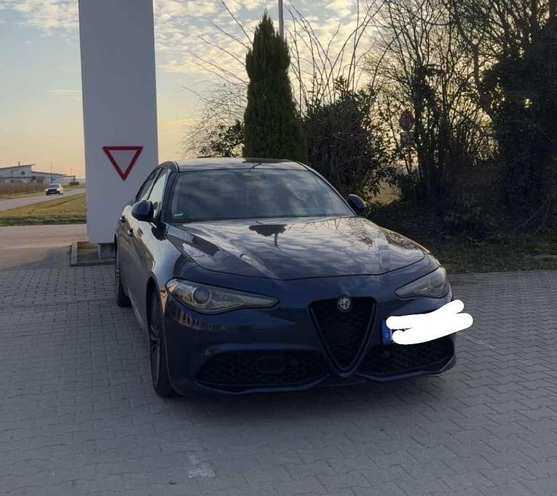 Blau Gebraucht 2017 Alfa Romeo Giulia Limousine | 21.500 € (Etwas zu teuer) - Bild 1/4