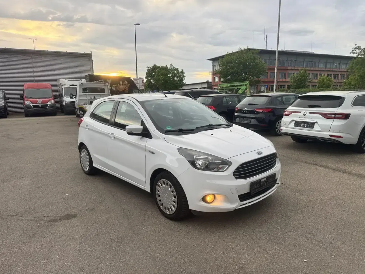Gebraucht Ford Ka Plus Basis 69 PS (50 kW) 2018 Weiß Kleinwagen