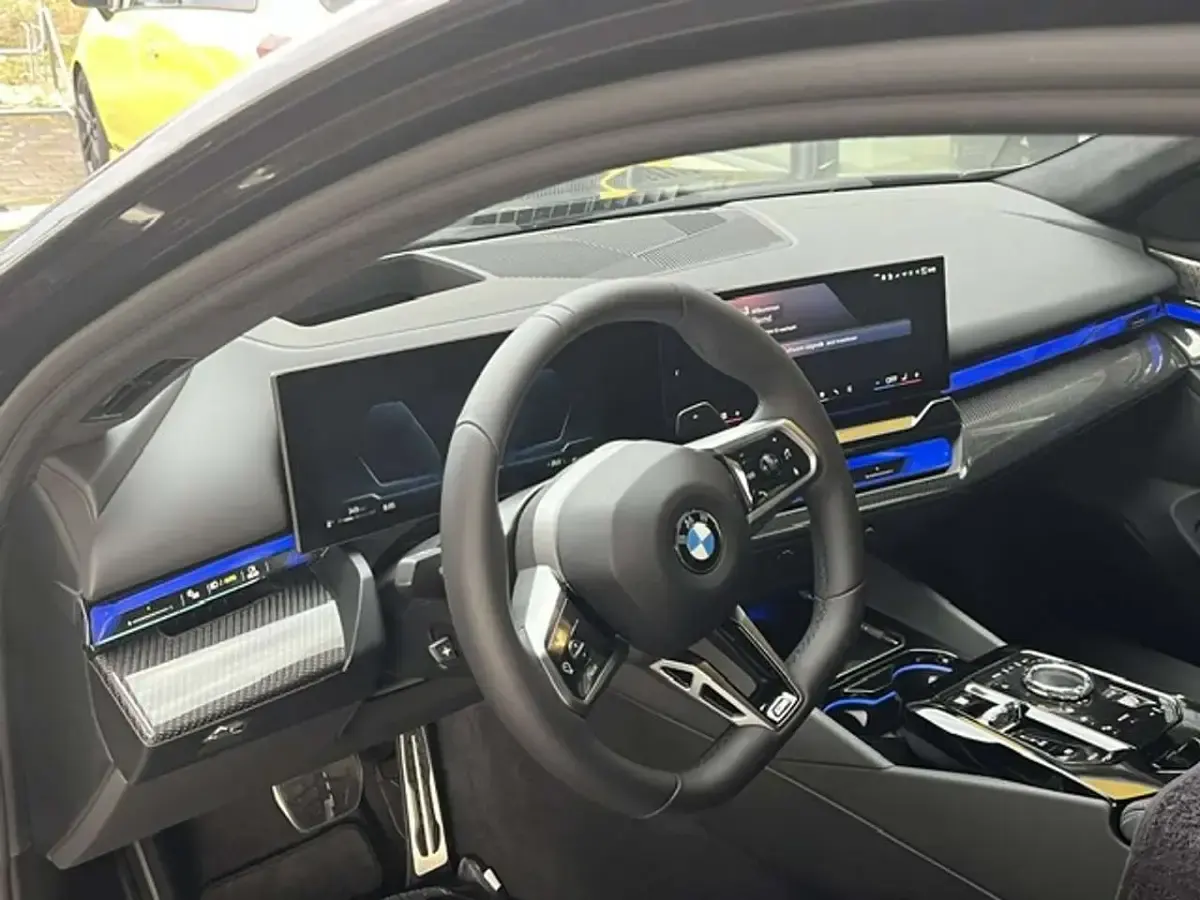 Gebraucht BMW 540 286 PS (210 kW) 2025 Sophistograu brilliantmetalic Kombi