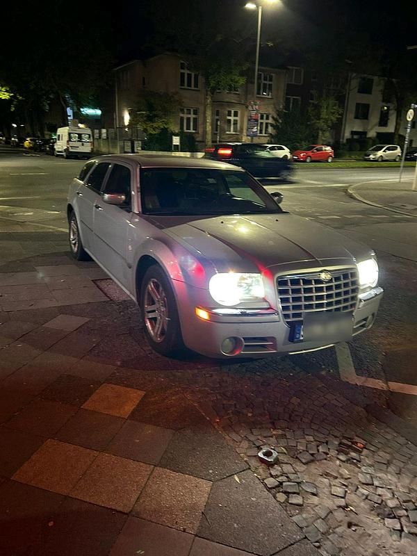 Grau Gebraucht 2011 Chrysler 300 Kombi | 3.950 € - Bild 1/4