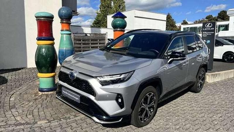 Lichtsilber metallic / tiefsch Gebraucht 2023 Toyota RAV4 Hybrid Style SUV | 44.960 € (Fairer Preis) - Bild 1/4