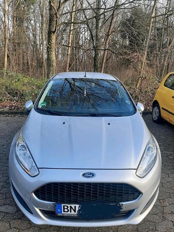 Silber Gebraucht 2016 Ford Fiesta Limousine | 5.850 € - Bild 1/4
