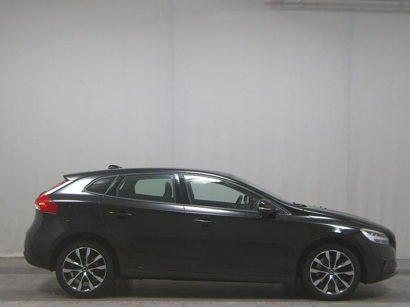Black solid stone Gebraucht 2019 Volvo V40 Momentum Kombi | 13.280 € (Guter Preis) - Bild 1/4