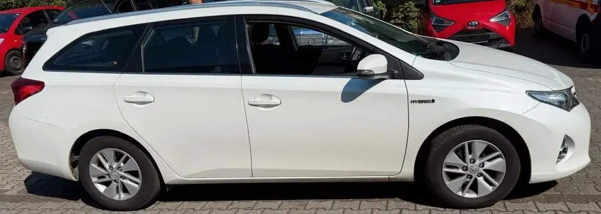 Gebraucht Toyota Auris Hybrid Executive 99 PS (72 kW) 2013 Weiß Kombi