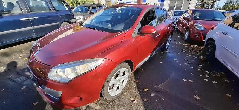 Rot Gebraucht 2009 Renault Mégane III Dynamique Limousine | 3.500 € (Fairer Preis) - Bild 1/4