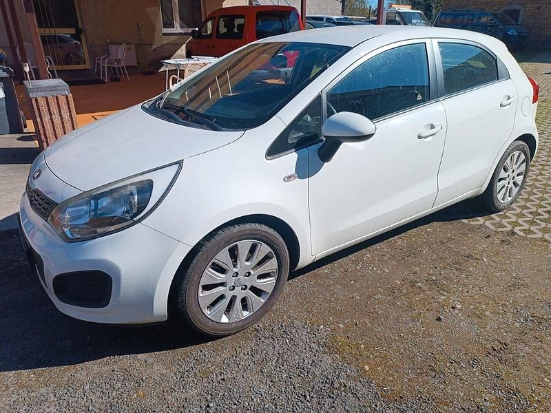Second-hand Kia Rio Edition 7 86 CP (63 kW) 2012 Alb Berlinǎ