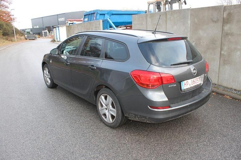 Gebraucht Opel Astra Design Edition 125 PS (91 kW) 2011 Grau Kombi
