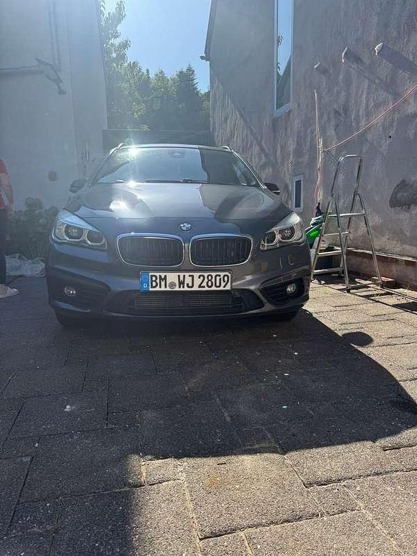 Grau Gebraucht 2017 BMW 218 Gran Tourer Sport Line Van / Kleinbus | 15.500 € (Fairer Preis) - Bild 1/4