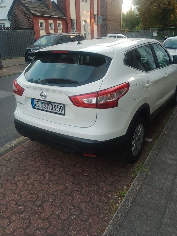Weiß Gebraucht 2017 Nissan Qashqai Visia SUV | 12.000 € (Fairer Preis) - Bild 1/4