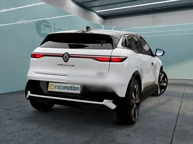 Używany Renault Megane E-Tech Techno 160 kW (218 KM) 2023 Biały Sedan/Limuzyna