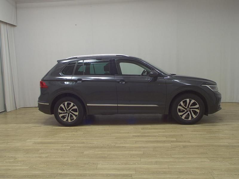 Grau Gebraucht 2022 VW Tiguan Active SUV | 20.780 € (Guter Preis) - Bild 1/4