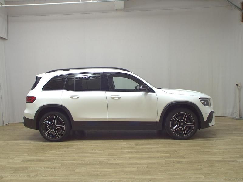 Weiss Gebraucht 2021 Mercedes GLB200 AMG line SUV | 26.480 € (Fairer Preis) - Bild 1/4