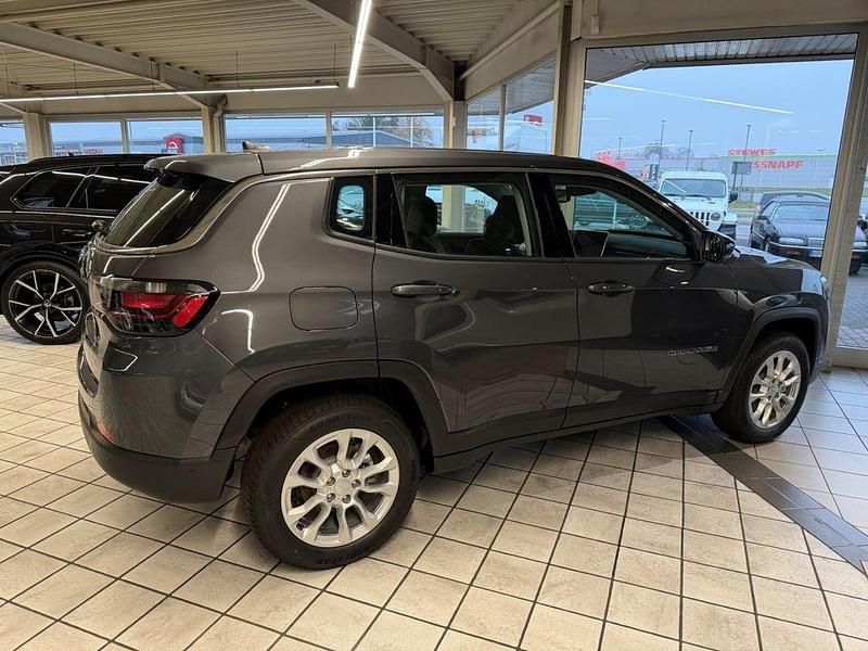 Neu Jeep Compass Altitude 131 PS (96 kW) 2025 Grau SUV
