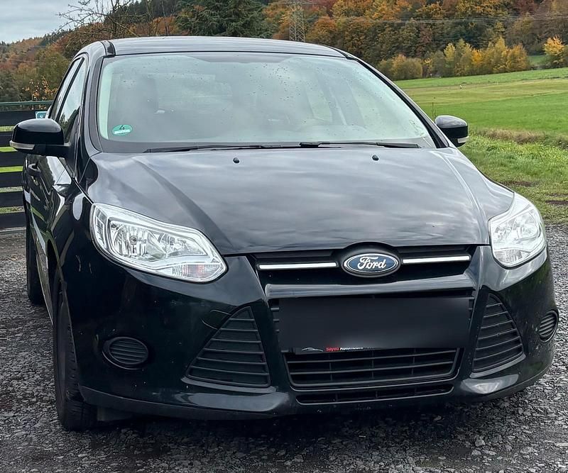 Schwarz Gebraucht 2014 Ford Focus Ambiente Kombi | 2.500 € (Superpreis) - Bild 1/4