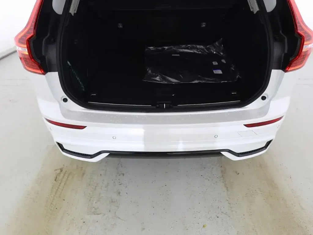 Gebraucht Volvo XC60 Plus 455 PS (334 kW) 2024 Crystal white / metallic SUV