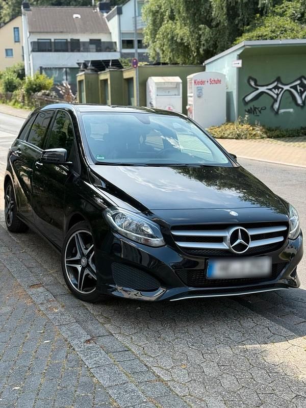 Schwarz Gebraucht 2015 Mercedes B160 Van / Kleinbus | 9.299 € - Bild 1/4