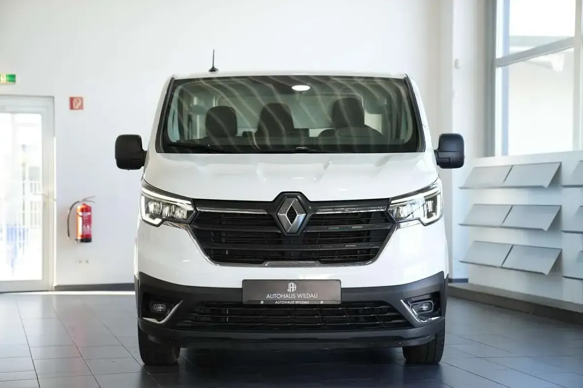 Second-hand Renault Trafic Komfort 110 CP (80 kW) 2023 Alb Monovolum