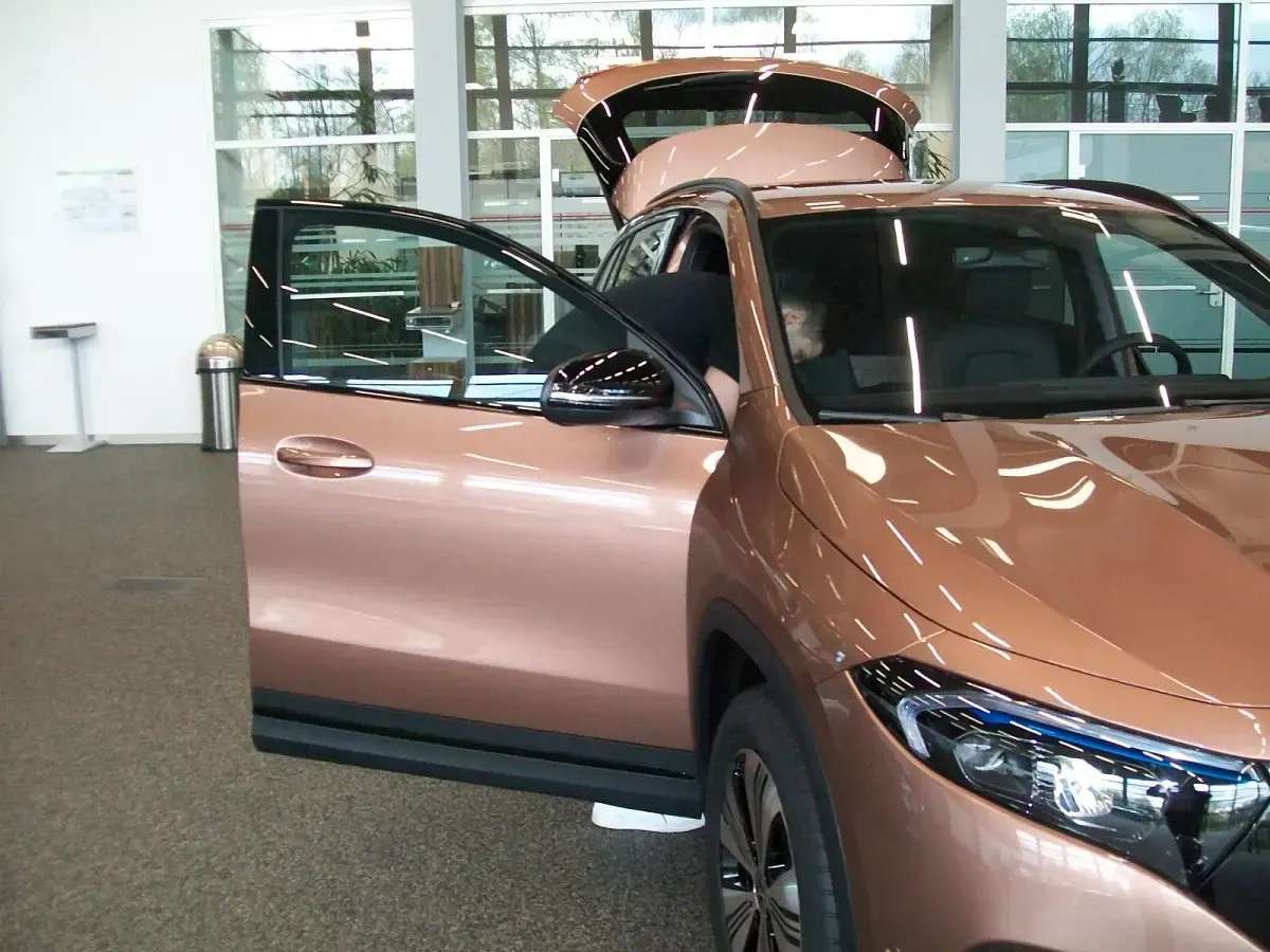 Second-hand Mercedes EQA250 Progressive 139 kW (190 CP) 2023 Auriu SUV